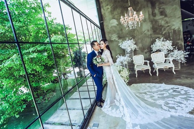 fan giat minh nhan ra vo moi kem 10 tuoi cua van quang long qua giong le phuong - 11