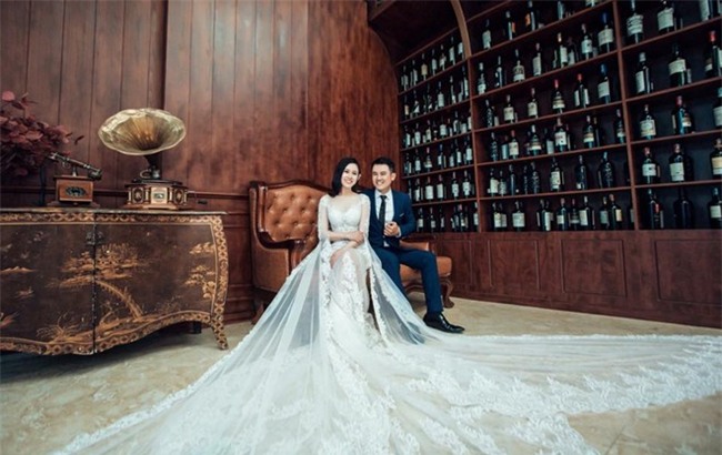 fan giat minh nhan ra vo moi kem 10 tuoi cua van quang long qua giong le phuong - 12