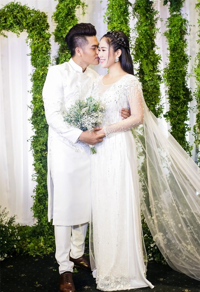 fan giat minh nhan ra vo moi kem 10 tuoi cua van quang long qua giong le phuong - 5