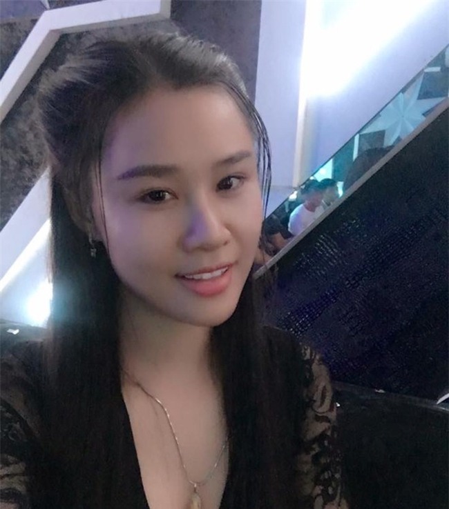 fan giat minh nhan ra vo moi kem 10 tuoi cua van quang long qua giong le phuong - 7