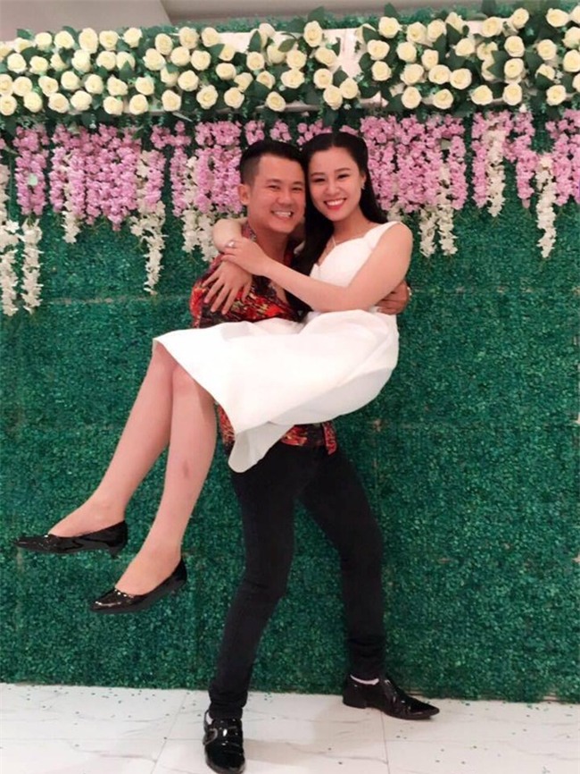 fan giat minh nhan ra vo moi kem 10 tuoi cua van quang long qua giong le phuong - 9