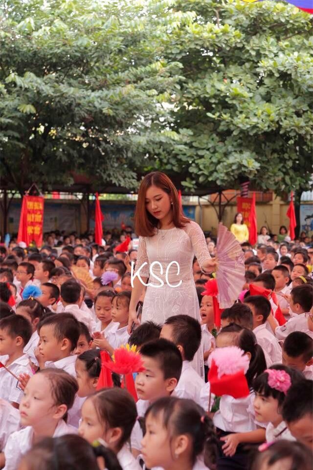 Cô giáo trẻ và bức hình hot nhất trong ngày khai giảng ở Hà Nội - Ảnh 1.