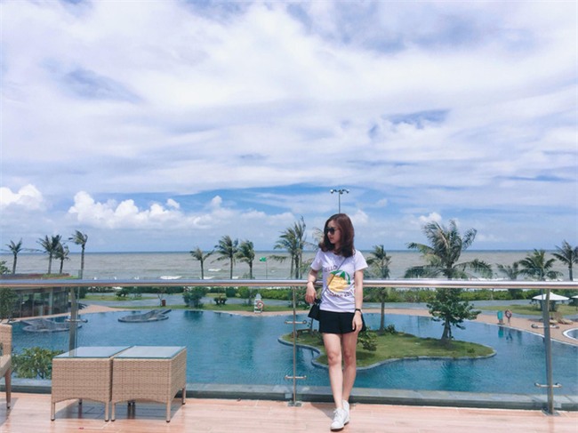 Cô giáo trẻ và bức hình hot nhất trong ngày khai giảng ở Hà Nội - Ảnh 4.