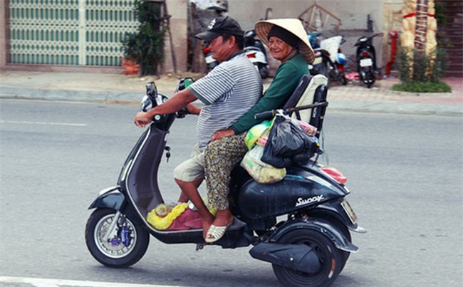 Con trai tật nguyền 30 năm chở mẹ rong ruổi mưu sinh khắp đường phố Đà Nẵng