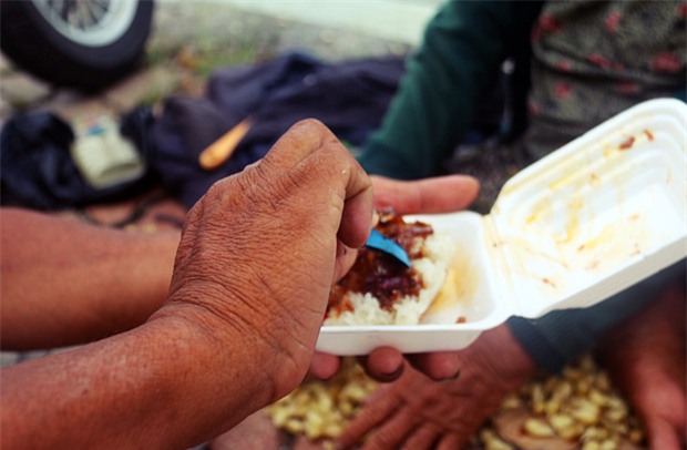 Con trai tật nguyền 30 năm chở mẹ rong ruổi mưu sinh khắp đường phố Đà Nẵng - Ảnh 10.