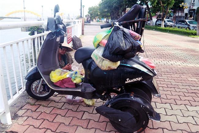 Con trai tật nguyền 30 năm chở mẹ rong ruổi mưu sinh khắp đường phố Đà Nẵng - Ảnh 12.