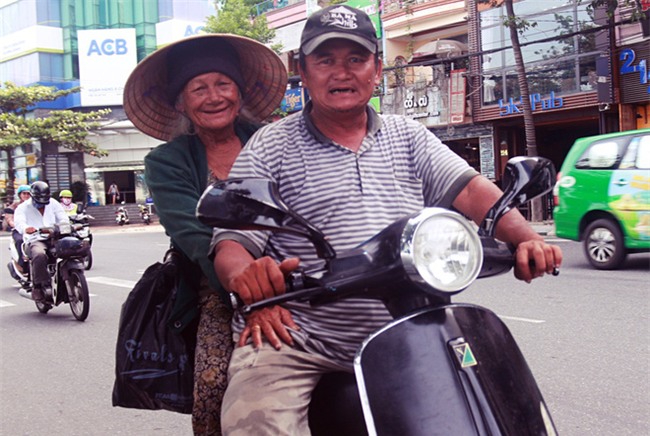 Con trai tật nguyền 30 năm chở mẹ rong ruổi mưu sinh khắp đường phố Đà Nẵng - Ảnh 13.