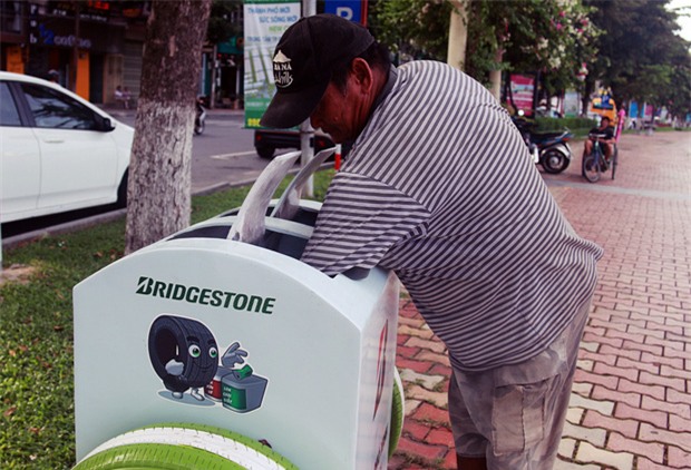 Con trai tật nguyền 30 năm chở mẹ rong ruổi mưu sinh khắp đường phố Đà Nẵng - Ảnh 16.