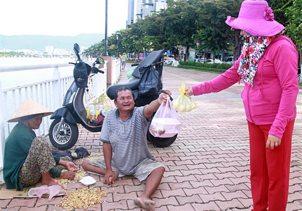 Con trai tật nguyền 30 năm chở mẹ rong ruổi mưu sinh khắp đường phố Đà Nẵng - Ảnh 17.