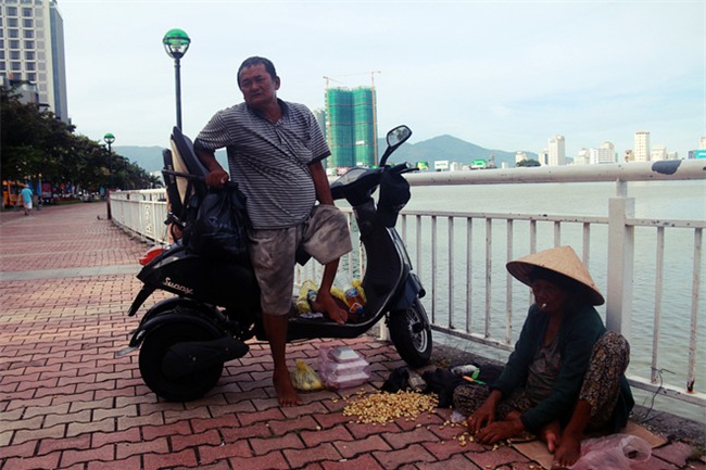 Con trai tật nguyền 30 năm chở mẹ rong ruổi mưu sinh khắp đường phố Đà Nẵng - Ảnh 18.