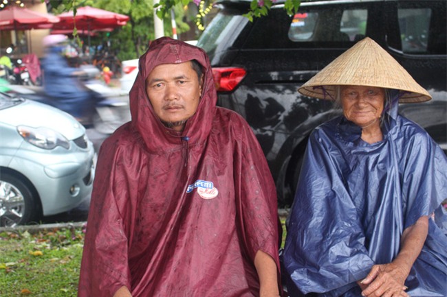 Con trai tật nguyền 30 năm chở mẹ rong ruổi mưu sinh khắp đường phố Đà Nẵng - Ảnh 20.