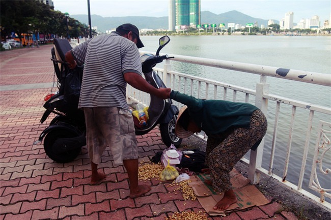 Con trai tật nguyền 30 năm chở mẹ rong ruổi mưu sinh khắp đường phố Đà Nẵng - Ảnh 5.