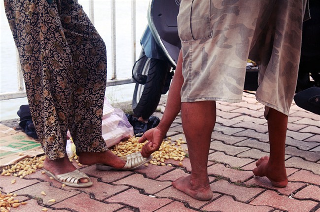 Con trai tật nguyền 30 năm chở mẹ rong ruổi mưu sinh khắp đường phố Đà Nẵng - Ảnh 6.