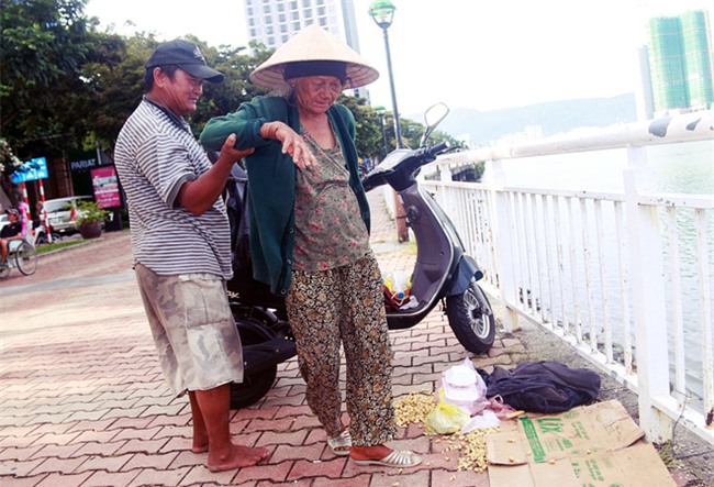 Con trai tật nguyền 30 năm chở mẹ rong ruổi mưu sinh khắp đường phố Đà Nẵng - Ảnh 7.