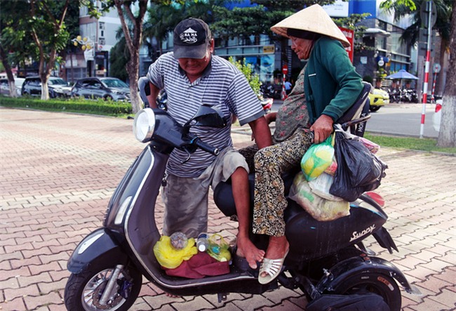 Con trai tật nguyền 30 năm chở mẹ rong ruổi mưu sinh khắp đường phố Đà Nẵng - Ảnh 8.