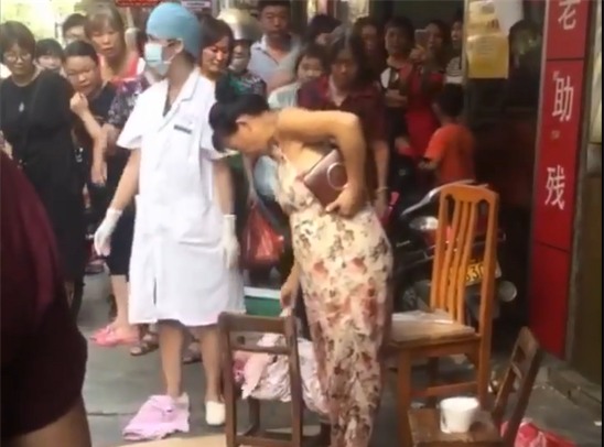Thai phụ sinh con rơi ngay giữa chợ rồi điềm nhiên bế con và xách giỏ thức ăn về nhà - Ảnh 1.
