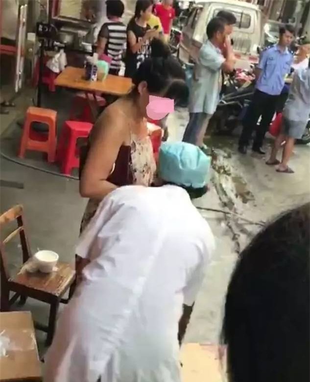 Thai phụ sinh con rơi ngay giữa chợ rồi điềm nhiên bế con và xách giỏ thức ăn về nhà - Ảnh 2.