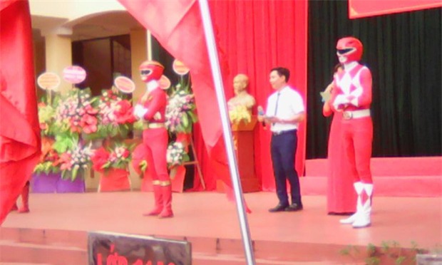 Độc nhất vô nhị: Trường THPT ở Lào Cai có cả siêu nhân đến dự lễ khai giảng! - Ảnh 3.