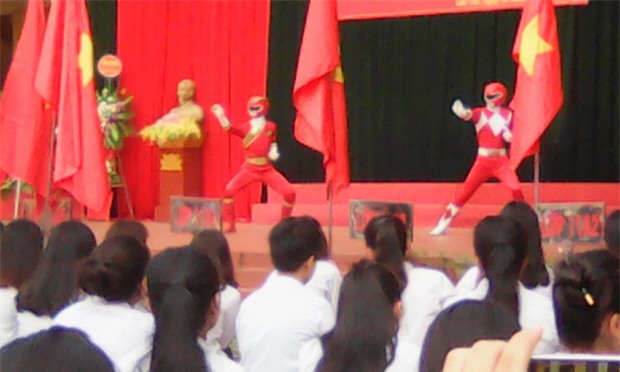 Độc nhất vô nhị: Trường THPT ở Lào Cai có cả siêu nhân đến dự lễ khai giảng! - Ảnh 4.