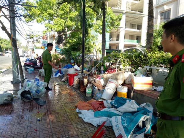 Nổ bình khí bơm bóng bay bán cho học sinh ngày khai giảng - Ảnh 1.