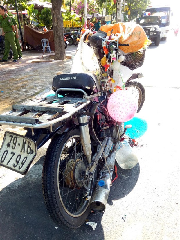 Nổ bình khí bơm bóng bay bán cho học sinh ngày khai giảng - Ảnh 3.