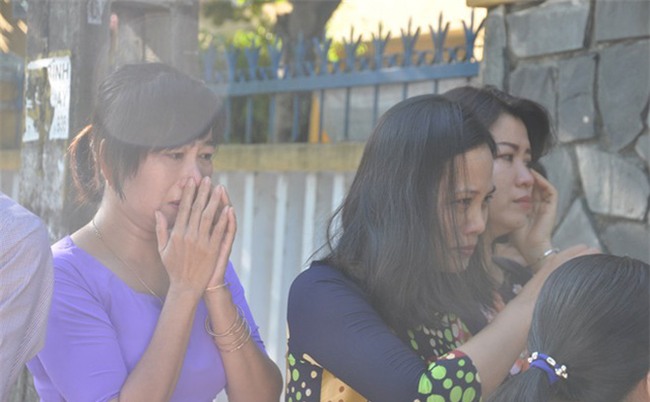 Bí thư Quảng Nam cúi đầu tiễn đưa linh cữu một giáo viên trong ngày khai trường