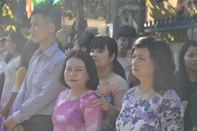 Bí thư Quảng Nam cúi đầu tiễn đưa linh cữu một giáo viên trong ngày khai trường - Ảnh 2.