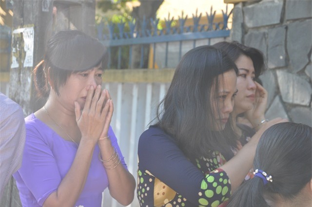 Bí thư Quảng Nam cúi đầu tiễn đưa linh cữu một giáo viên trong ngày khai trường - Ảnh 4.