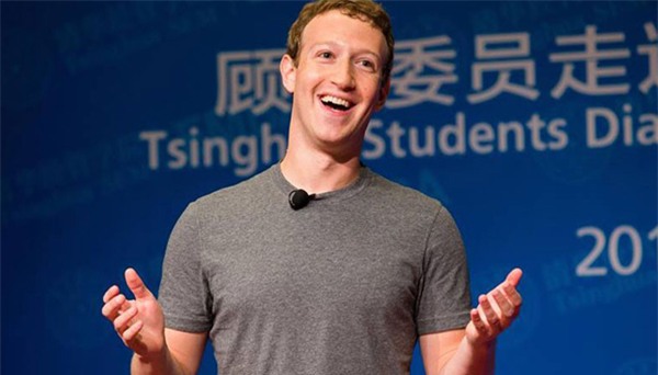 Nhưng có một khoảng thời gian trong lịch sử của Facebook, khi Zuckerberg ăn mặc giản dị hơn rất nhiều.