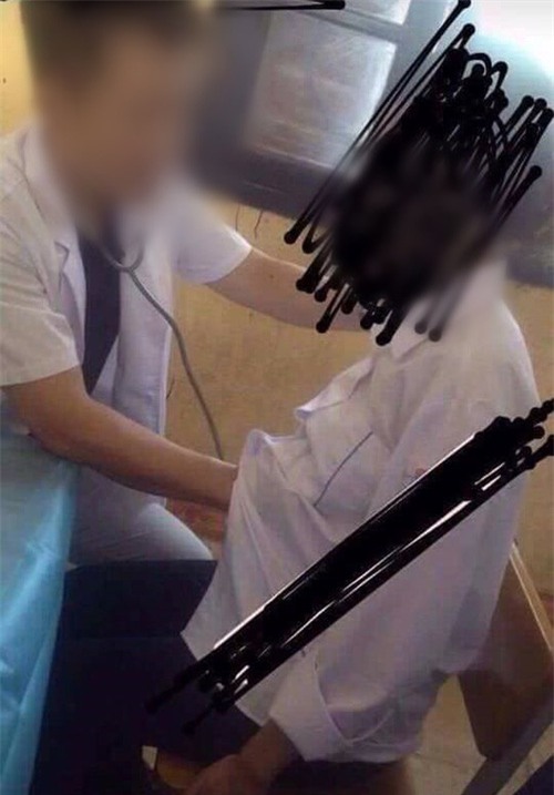 Hải Phòng: Xôn xao việc bác sĩ nam đưa máy đo nhịp tim vào trong áo nữ sinh để khám sức khỏe - Ảnh 2.
