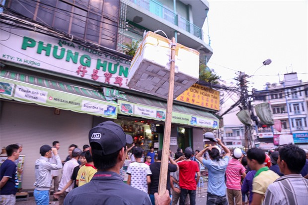 Vợt chế từ mùng, bao gạo và... thùng xốp - Đội quân giật cô hồn ở Sài Gòn ngày càng chuyên nghiệp - Ảnh 8.