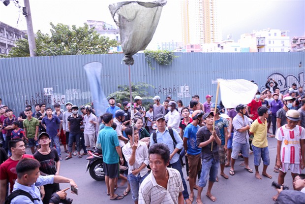 Vợt chế từ mùng, bao gạo và... thùng xốp - Đội quân giật cô hồn ở Sài Gòn ngày càng chuyên nghiệp - Ảnh 10.