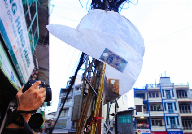 Vợt chế từ mùng, bao gạo và... thùng xốp - Đội quân giật cô hồn ở Sài Gòn ngày càng chuyên nghiệp - Ảnh 12.