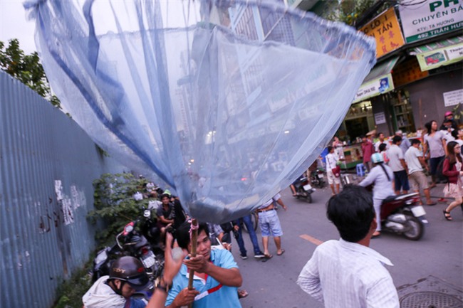 Vợt chế từ mùng, bao gạo và... thùng xốp - Đội quân "giật cô hồn" ở Sài Gòn ngày càng chuyên nghiệp - Ảnh 3.
