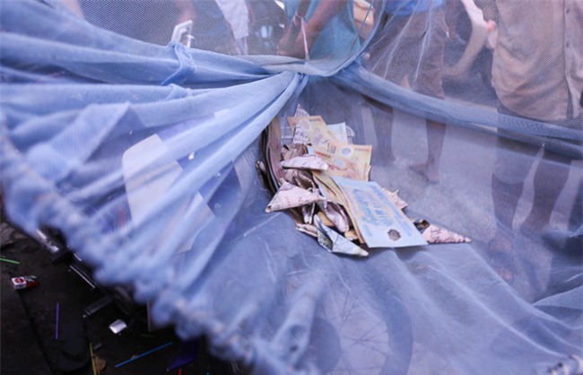 Vợt chế từ mùng, bao gạo và... thùng xốp - Đội quân "giật cô hồn" ở Sài Gòn ngày càng chuyên nghiệp - Ảnh 3.