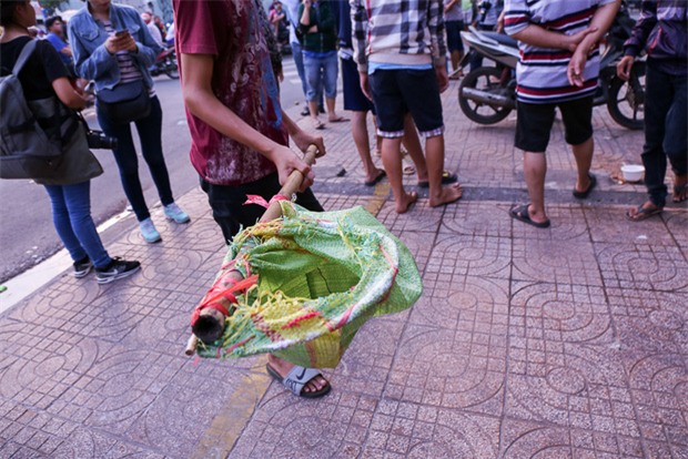 Vợt chế từ mùng, bao gạo và... thùng xốp - Đội quân giật cô hồn ở Sài Gòn ngày càng chuyên nghiệp - Ảnh 4.