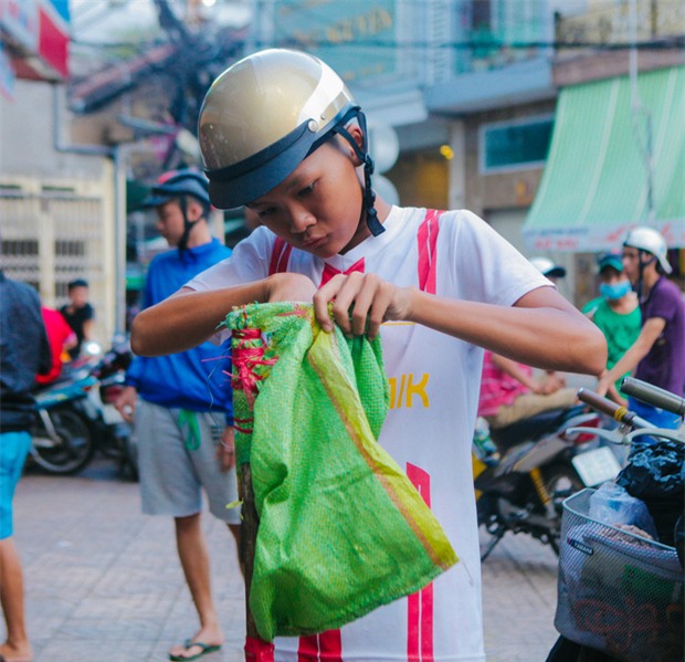 Vợt chế từ mùng, bao gạo và... thùng xốp - Đội quân giật cô hồn ở Sài Gòn ngày càng chuyên nghiệp - Ảnh 5.