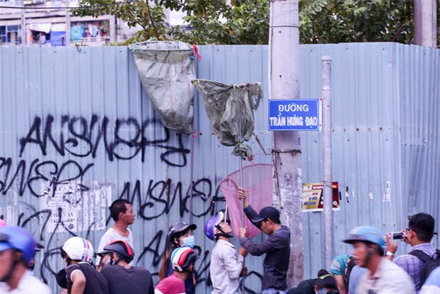 Vợt chế từ mùng, bao gạo và... thùng xốp - Đội quân giật cô hồn ở Sài Gòn ngày càng chuyên nghiệp - Ảnh 6.