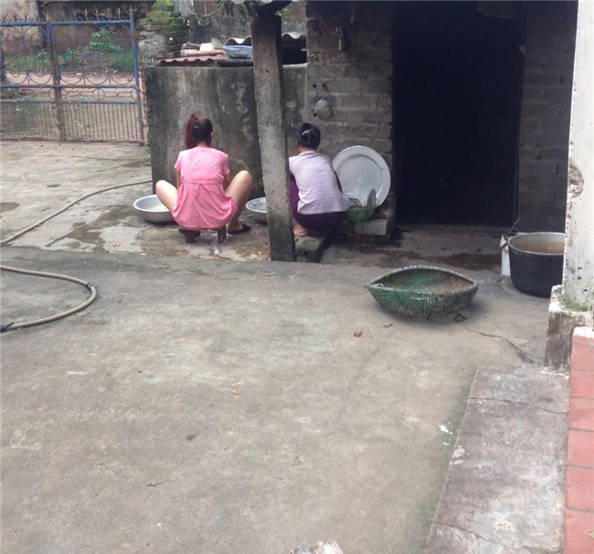 “nhieu khi chi uoc la con gai cua me chong, de co du can dam om va khoc cung me” - 2