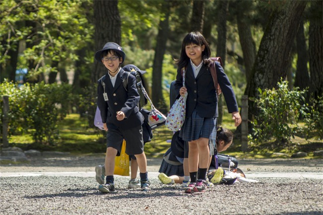 Học cha mẹ Nhật kích thích “hoóc môn hạnh phúc” cho con bằng những việc cực kì đơn giản - Ảnh 1.