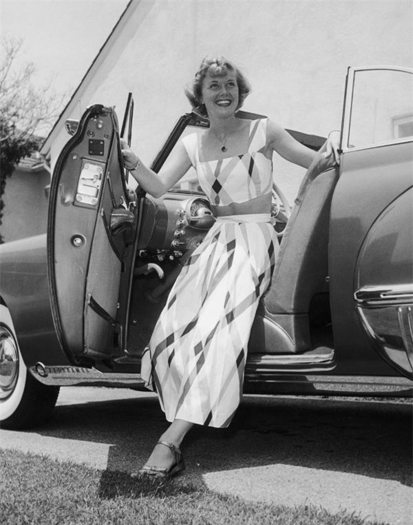 Nhìn lại thời trang 60 năm trước để thấy xu hướng năm nay đã quay vòng ngoạn mục thế nào - Ảnh 25.