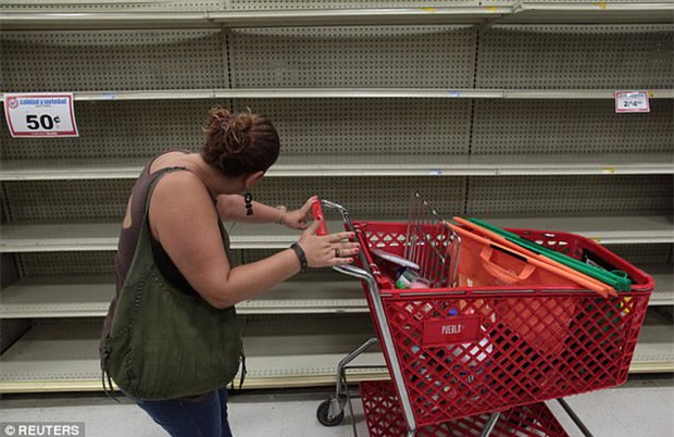 Bão mạnh nhất trên Đại Tây Dương chuẩn bị đổ bộ, người dân Mỹ quét sạch các siêu thị để chuẩn bị ứng phó - Ảnh 10.