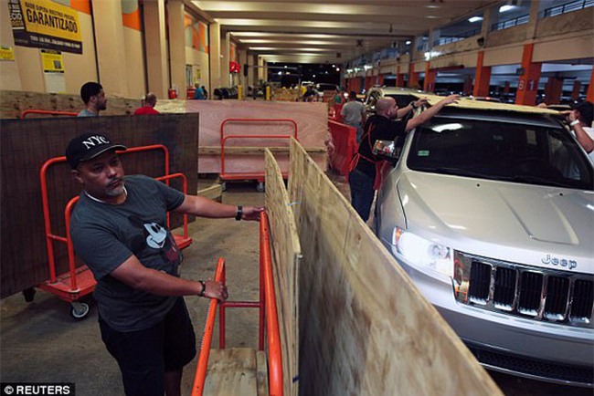 Bão mạnh nhất trên Đại Tây Dương chuẩn bị đổ bộ, người dân Mỹ quét sạch các siêu thị để chuẩn bị ứng phó - Ảnh 21.