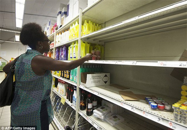 Bão mạnh nhất trên Đại Tây Dương chuẩn bị đổ bộ, người dân Mỹ quét sạch các siêu thị để chuẩn bị ứng phó - Ảnh 8.