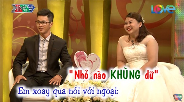 cuoi te ghe chuyen chong mang hoa co chu