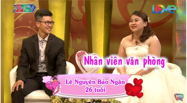 cuoi te ghe chuyen chong mang hoa co chu 