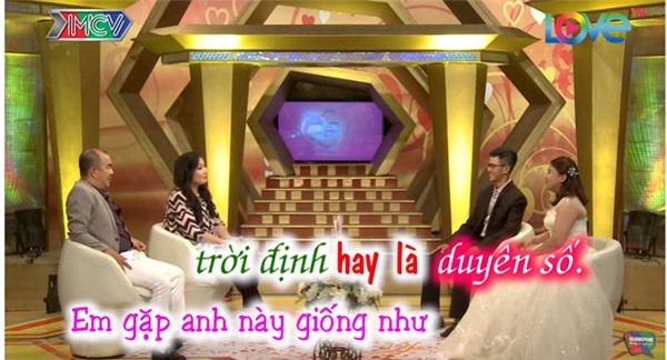 cuoi te ghe chuyen chong mang hoa co chu