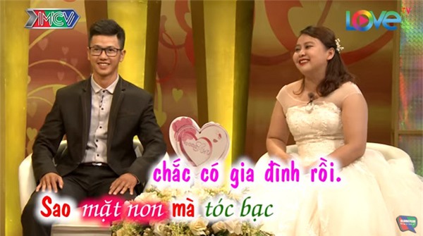 cuoi te ghe chuyen chong mang hoa co chu 