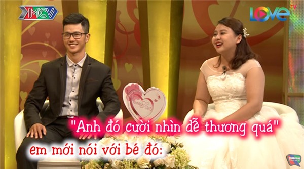 cuoi te ghe chuyen chong mang hoa co chu 