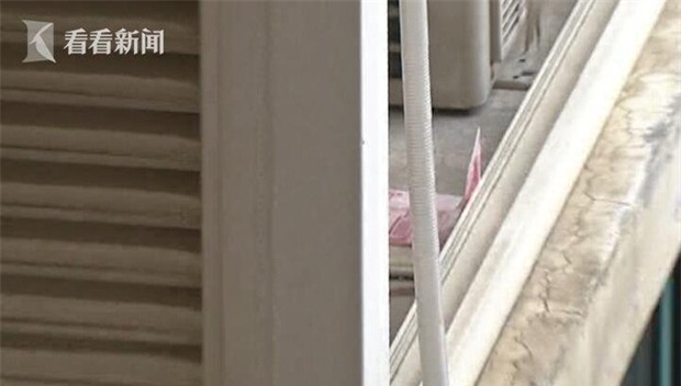 Bà lão bất ngờ rải hơn trăm triệu từ trên cao, người qua đường xúm lại nhặt sạch chỉ trong vòng chưa đầy 3 phút - Ảnh 2.